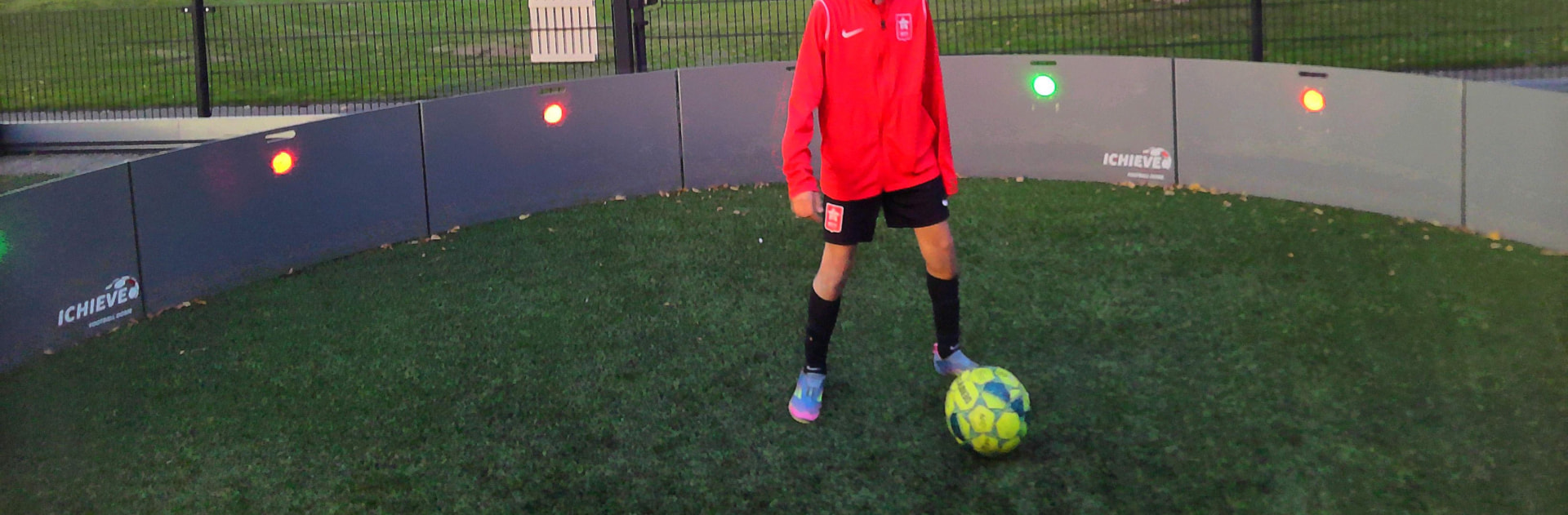 Speler aan de bal in een verlichte ICHIEVE-opstelling met lichtsignalen
